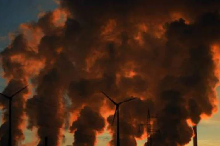 Fumaça sai de uma usina na Alemanha: ambição é ter sucesso no grande encontro climático previsto para Paris em menos de dois anos (Patrik Stollarz/AFP)