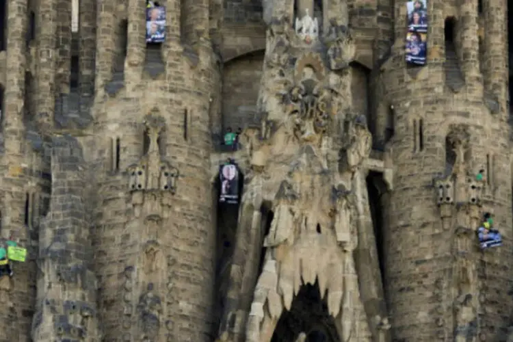 Ativistas do Greenpeace na fachada da Igreja Sagrada Família, em Barcelona: ecologistas pedem a libertação do grupo de ativistas detidos na Rússia (Getty Images)