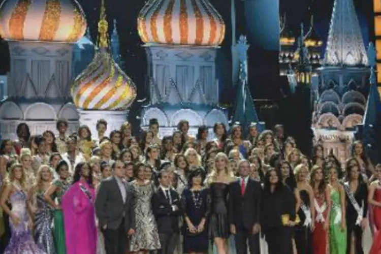 
	Participantes do Miss Universo participam do concurso, em Moscou: &quot;lei russa marca um cap&iacute;tulo obscuro na hist&oacute;ria da comunidade LGBT&quot;, disse apresentador
 (Alexander Nemenov/AFP)