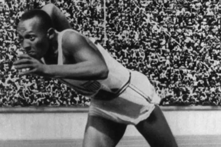 Jesse Owens, vencedor de quatro medalhas de ouro nos Jogos Olímpicos de Berlim, em 1936: velocista negro virou lenda (Wikimedia Commons)