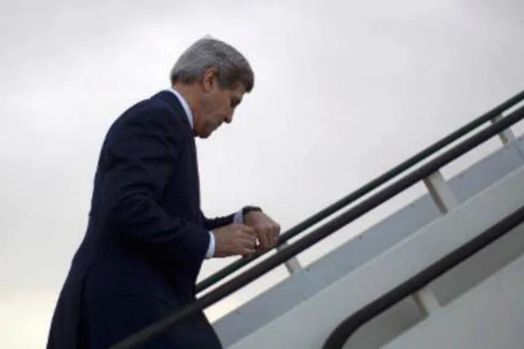 O secretário de Estado americano, John Kerry, embarca em avião: Kerry se reunirá com o ministro das Relações Exteriores iraniano, Mohamed Javad Zarif (Jason Reed/AFP)