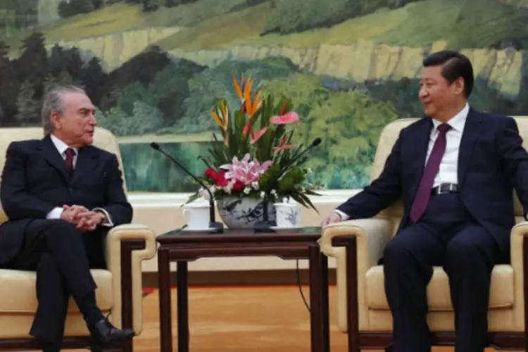 O vice-presidente Michel Temer (e), com o presidente Chinês Xi Jinping: Temer disse que espera que as trocas comerciais cresçam (Kim Kyung-Hoon/Reuters)