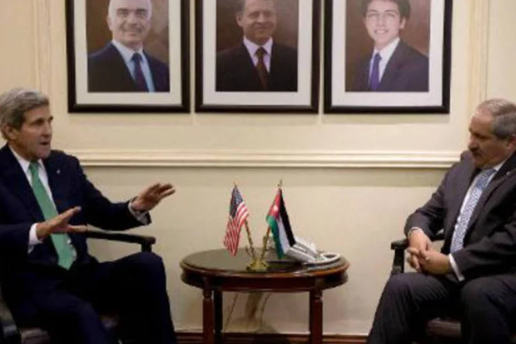O secretário de Estado dos EUA, John Kerry, se encontra com ministro das Relações Exteriores jordaniano, Nasser Judeh: negociações de paz podem fracassar (Jason Reed/AFP)