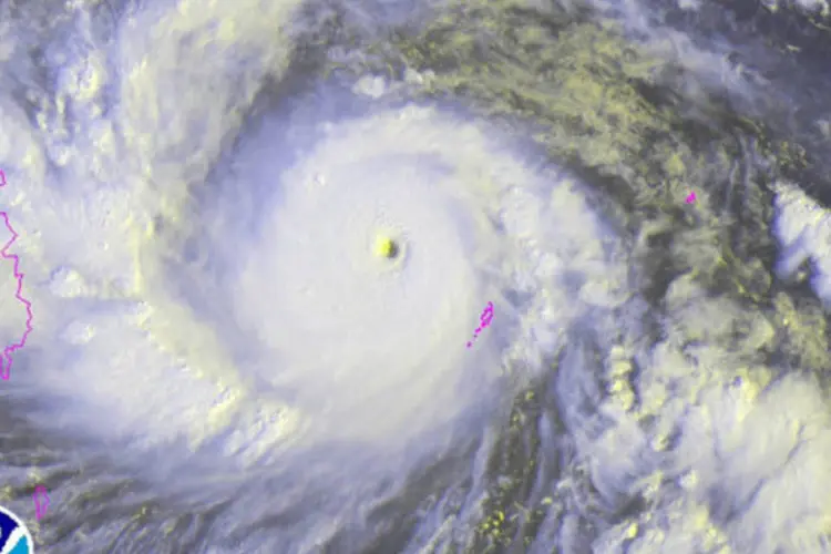 Tufão "Haiyan", visto de satélite: cerca de 40 províncias do país estão em estado de alerta (NOAA/Handout via Reuters/Reuters)