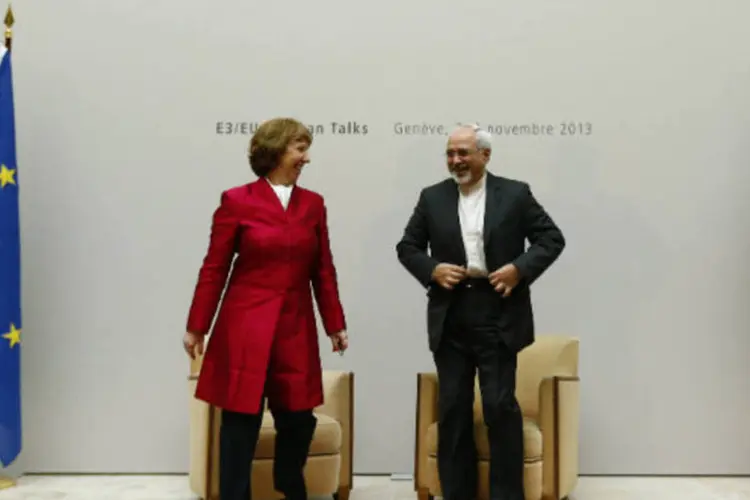 Responsável da política externa europeia, Catherine Ashton (e), com o chancelar iraniano, Mohammed Javad Zarif: reuniões durarão até amanhã (Denis Balibouse/Reuters)