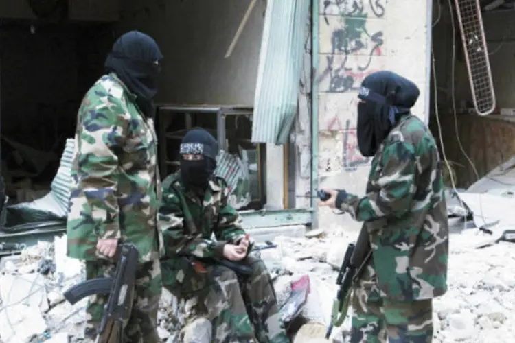Membros do Exército Livre Sírio: Observatório Sírio de Direitos Humanos assegurou que o Exército sírio assumiu o controle de Sabina (Mahmoud Hassano/Reuters)