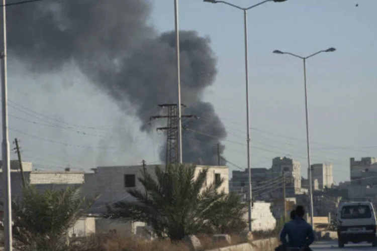 
	Fuma&ccedil;a &eacute; vista na S&iacute;ria, ap&oacute;s ataque:&nbsp;atentado foi cometido por meio da detona&ccedil;&atilde;o de uma bomba por grupos terroristas, segundo imprensa local&nbsp;
 (Mahmoud Hassano/Reuters)