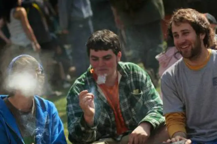 Jovens fumam maconha na Universidade do Colorado: eleitores do Colorado aprovam taxa de 15% sobre venda no atacado de maconha e de 10% sobre preço no varejo (Chris Hondros/AFP)