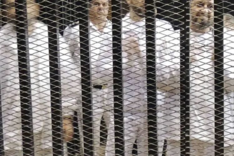 Líderes da Irmandade Muçulmana em prisão no Egito: tribunal também ordenou o congelamento dos bens do grupo (Stringer/Reuters)