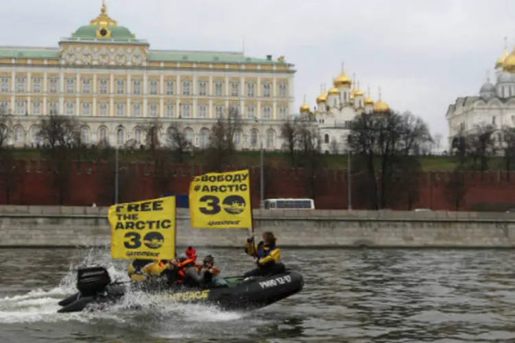 Ativistas do Greenpeace em rio de Moscou: ecologistas levavam cartazes exigindo a libertação dos ativistas, que estão há mais de um mês em prisão preventiva (Sergei Karpukhin/Reuters)