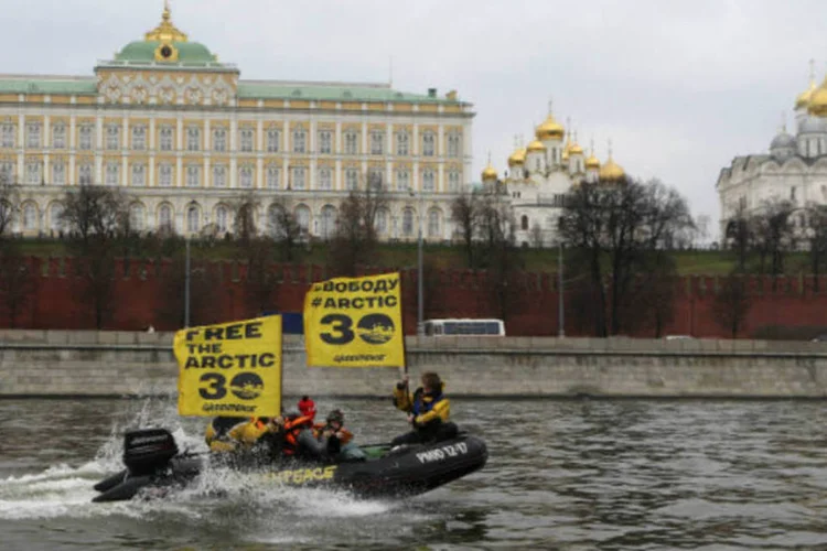 Ativistas do Greenpeace em rio de Moscou: ecologistas levavam cartazes exigindo a libertação dos ativistas, que estão há mais de um mês em prisão preventiva (Sergei Karpukhin/Reuters)