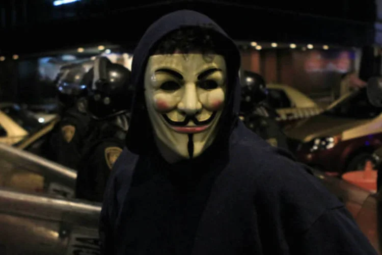 
	Manifestante com m&aacute;scara de Guy Fawkes: centenas de manifestantes protestaram contra medidas de austeridade
 (Henry Romero/Reuters)