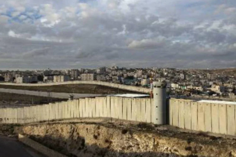 
	Vista de um trecho da pol&ecirc;mica barreira de separa&ccedil;&atilde;o israelense: al&eacute;m disso, Israel quer conservar algumas col&ocirc;nias judias isoladas na Cisjord&acirc;nia
 (Ahmad Gharabli/AFP)