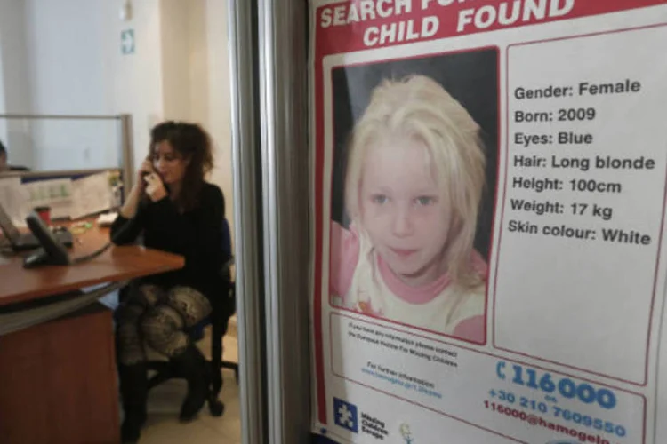 
	Cartaz com imagem da menina que estava desaparecida, conhecida como &quot;anjo loiro&quot;:&nbsp;menina de 5 anos foi encontrada junto a fam&iacute;lia cigana na Gr&eacute;cia
 (John Kolesidis/Reuters)