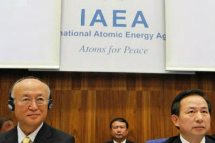 Diretor-geral da Agência Internacional de Energia Atômica (AIEA), Yukia Amano (e): último encontro entre a AIEA e os representantes iranianos permitiram avanços (Dieter Nagl/AFP)
