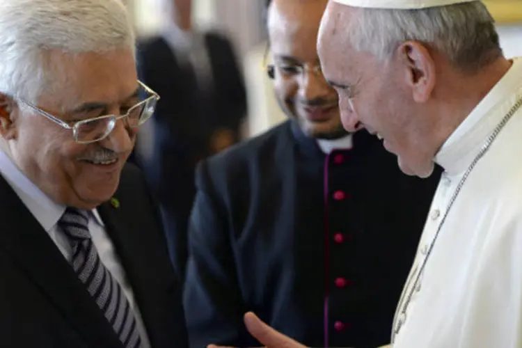 
	Papa Francisco com o presidente da Autoridade Nacional Palestina (ANP), Mahmoud Abbas: a assinatura do acordo constitui um reconhecimento de fato do Estado da Palestina pelo Vaticano
 (Maurizio Brambatti/Pool/Reuters)