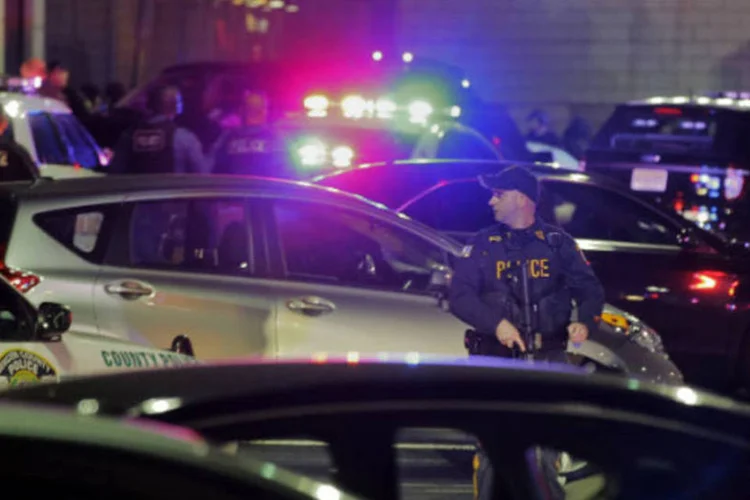 Policiais em shopping dos EUA após tiroteio: de acordo com a fonte, que cita autoridades locais, o indivíduo teria se suicidado (Ray Stubblebine/Reuters)