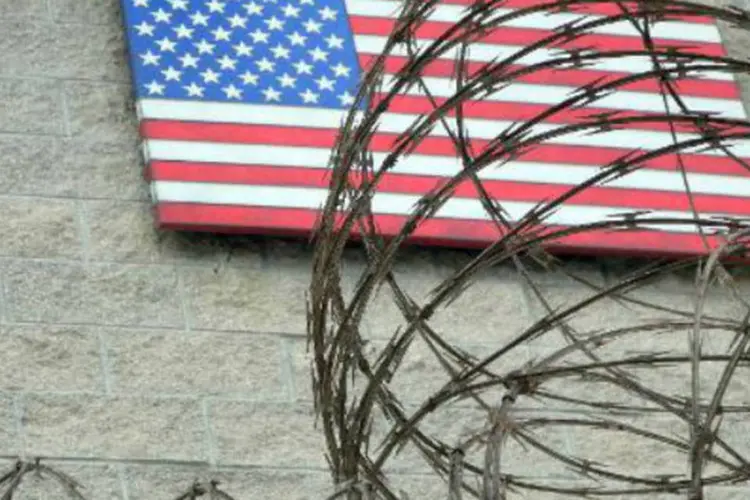 
	Bandeira dos Estados Unidos na base naval de Guant&aacute;namo: pris&atilde;o est&aacute; em opera&ccedil;&atilde;o desde 2002, onde s&atilde;o encarcerados suspeitos de colaborar com terrorismo
 (Chantal Valery/AFP)