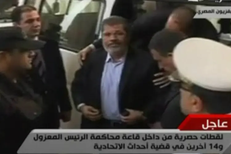 Imagem mostra Mohamed Mursi a caminho de julgamento no Egito: juiz anunciou a nova data depois de suspender por duas vezes a sessão (Egypt State TV via Reuters TV)