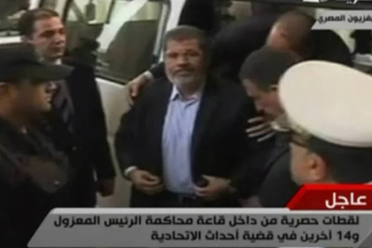 Imagem mostra Mohamed Mursi a caminho de julgamento no Egito: juiz anunciou a nova data depois de suspender por duas vezes a sessão (Egypt State TV via Reuters TV)
