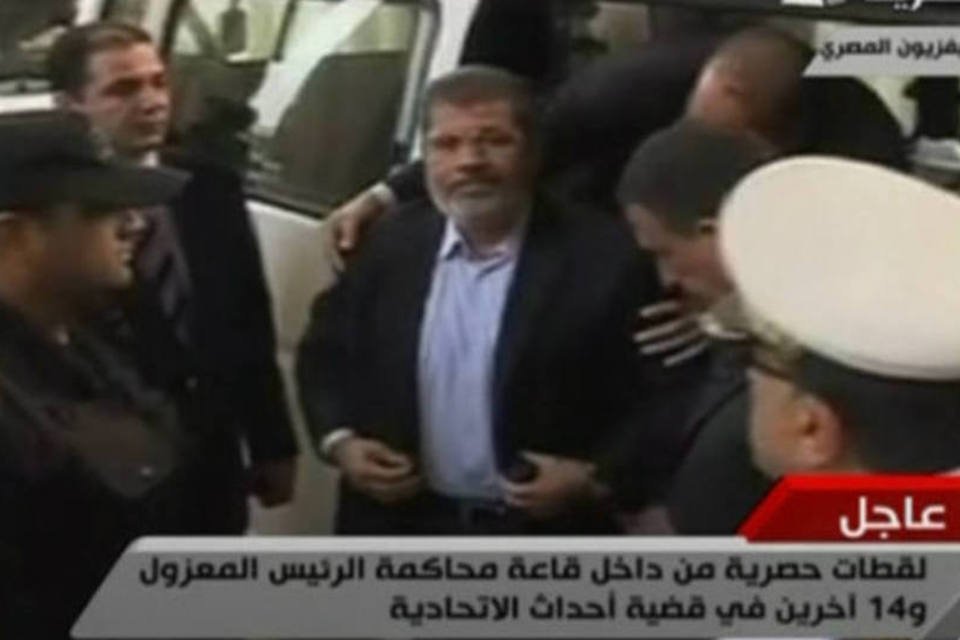 Mursi é levado para a prisão, e julgamento é adiado