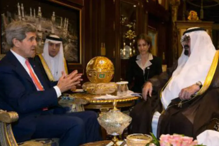 Secretário de Estado americano, John Kerry, em uma reunião com o rei saudita Abdullah (d): Kerry ressaltou que os sauditas "são os principais atores no mundo árabe" (Jason Reed/AFP)