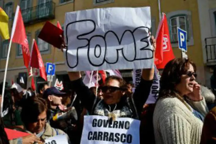 Manifestantes de sindicato protestam contra orçamento de Portugal para 2014: em troca da ajuda, Portugal está aplicando plano de três anos de cortes e reformas (Patricia de Melo Moreira/AFP)