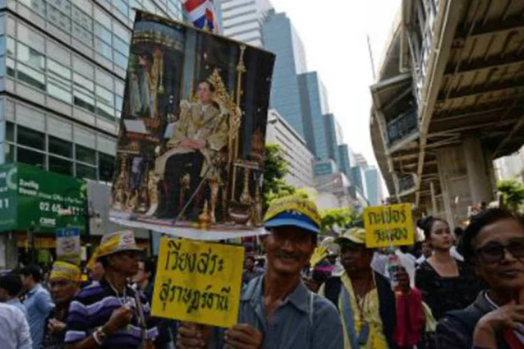 Manifestantes tailandeses durante protesto: parlamento tailandês adotou na sexta-feira essa lei, que será examinada ainda pelo Senado (Christophe Archambault/AFP)