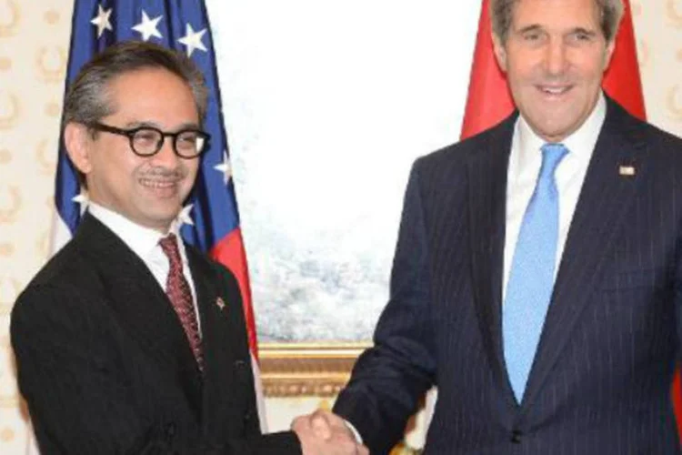 Ministro indonésio das Relações Exteriores, Marty Natalegawa (e), com o secretário de Estado americano, John Kerry: "Indonésia se une à Alemanha e ao Brasil", disse (Emmanuel Dunand/AFP)