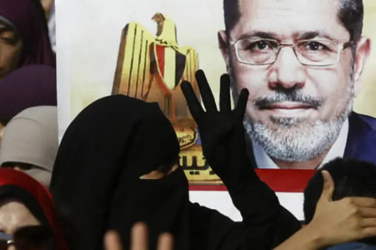 Apoiadores do presidente deposto do Egito Mohamed Mursi: algumas das manifestações viraram confrontos entre os seguidores de Mursi e a polícia (Amr Abdallah Dalsh/Reuters)