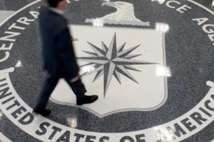 Logo em prédio da CIA: estudo destaca a "concepção, participação e aplicação de torturas e tratamentos cruéis, desumanos e degradantes" a homens detidos (Saul Loeb/AFP)
