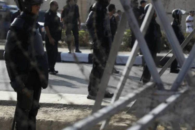 Forças de segurança ao lado de fora da Academia da Polícia, onde é realizado julgamento de Mursi: sessão será retomada quando Mursi aceitar usar o uniforme (Amr Abdallah Dalsh/Reuters)