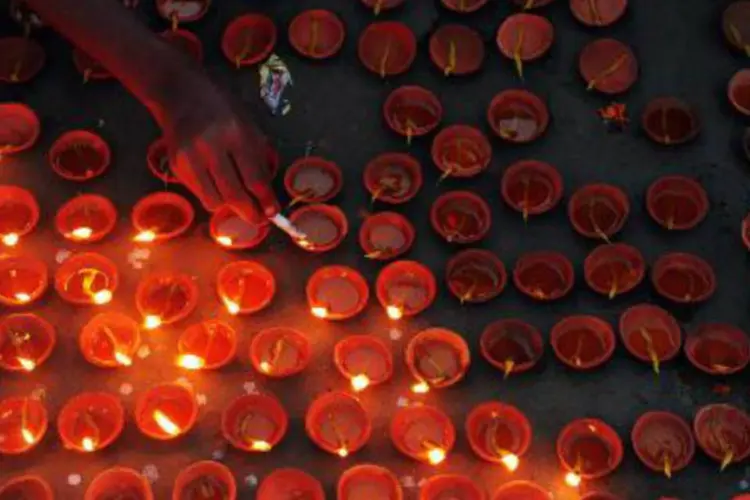 Indiano acende velas: ataque aconteceu quando as vítimas estavam jogando cartas durante a festa hindu de Diwali (das luzes) (Sanjay Kanojia/AFP)