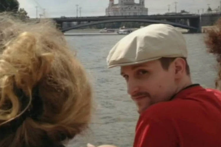 
	Edward Snowden em passeio de barco por Moscou: em linha com sua personalidade meticulosa, Snowden estudou a legisla&ccedil;&atilde;o trabalhista russa para conhecer seus direitos e obriga&ccedil;&otilde;es
 (Reuters TV/Pool/Reuters)