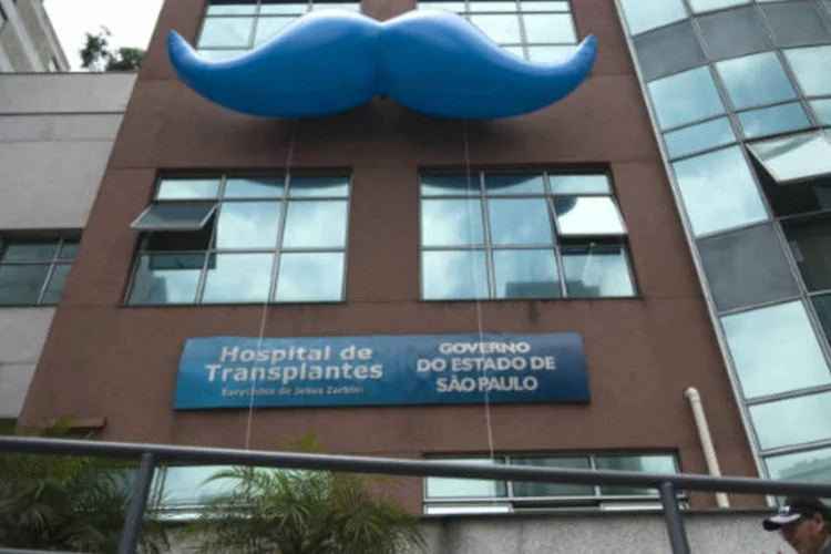 
	Bigode infl&aacute;vel na fachada do Centro de Refer&ecirc;ncia em Sa&uacute;de do Homem: imagem chama a aten&ccedil;&atilde;o para campanha mundial Novembro Azul
 (Marcelo Camargo/ABr)
