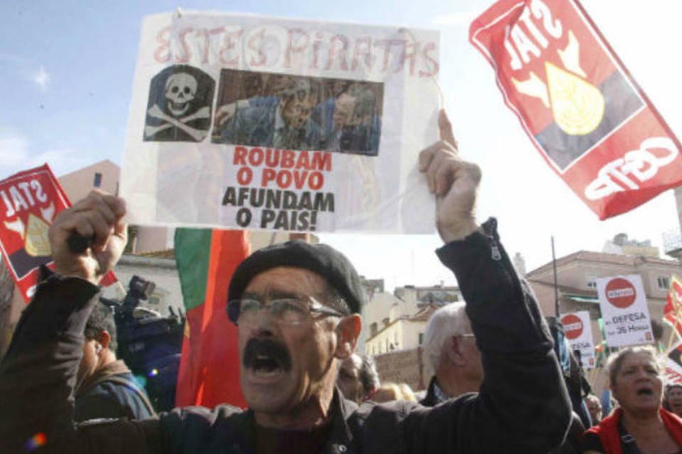 Milhares de pessoas protestam contra Parlamento português