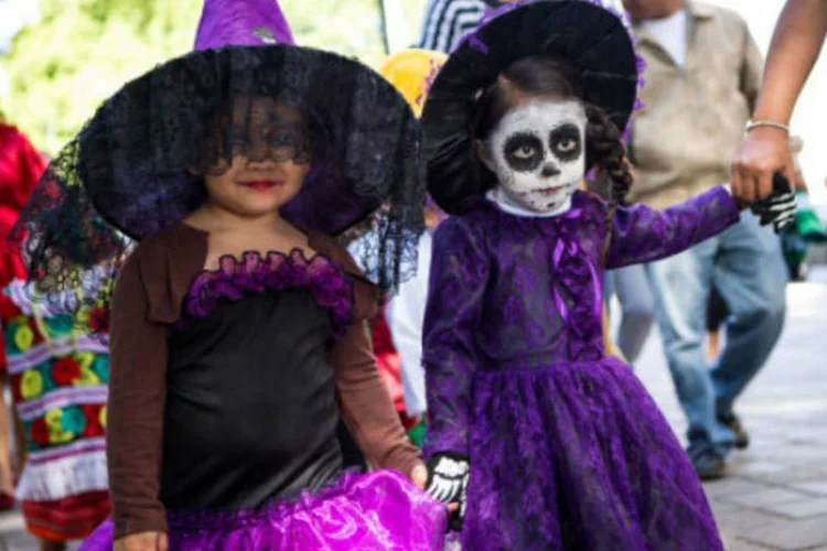 Crianças desfilam em comemoração ao Dia dos Mortos, no México: "no México encaramos a morte com um pouco de humor", disse especialista (Getty Images)