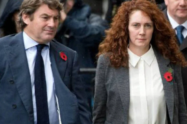 Jornalista Rebekah Brooks, ex-editora do News of the World, com seu marido: veredicto é esperado para um prazo de seis meses (Leon Neal/AFP)