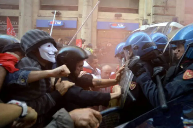 Confronto entre policiais e manifestantes em Roma: protesto foi convocado pelo direito à habitação (Getty Images)