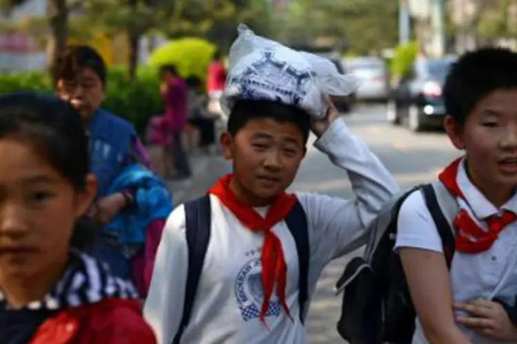 Crianças chinesas saindo de uma escola de Pequim: educador teria dito que menino devia saltar de um edifício após não completar tarefa (Wang Zhao/AFP)