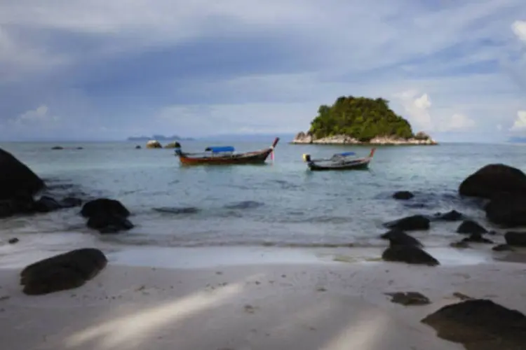 Praia de Koh Lipe, na Tailândia: turismo provocou o crescimento econômico da ilha, com hotéis, restaurantes e bares por toda parte (Getty Images)