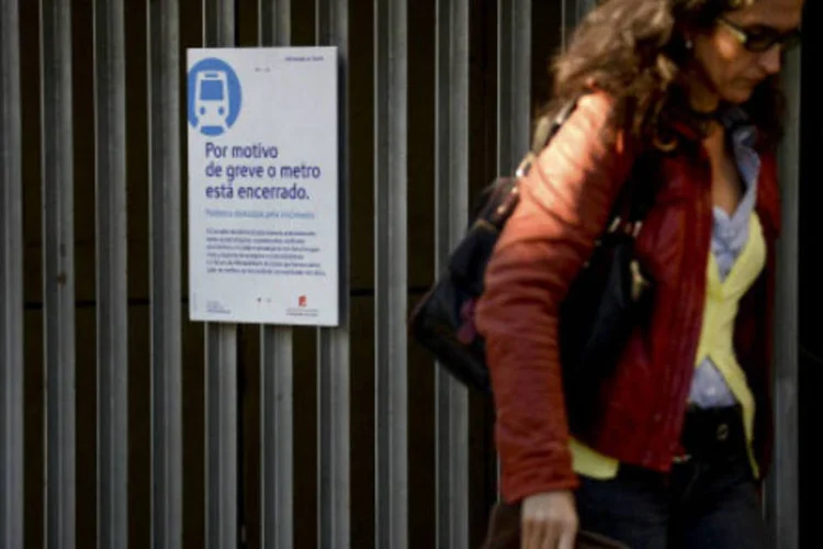 Aviso informa o fechamento do metrô de Lisboa: greve foi convocada com o objetivo de protestar pelo interesse do Governo em privatizar a companhia que administra serviço (Getty Images)