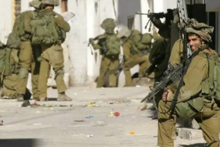 Soldados israelenses durante operação militar: forças israelenses abriram fogo quando foram atacadas por moradores, segundo palestinos (Saif Dahlah/AFP)