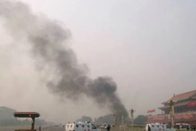 
	Fuma&ccedil;a na Pra&ccedil;a da Tiananmen (Paz Celestial), em Pequim:&nbsp;governo concluiu que o incidente&nbsp;foi&nbsp;&quot;um ataque terrorista organizado&quot;
 (AFP)