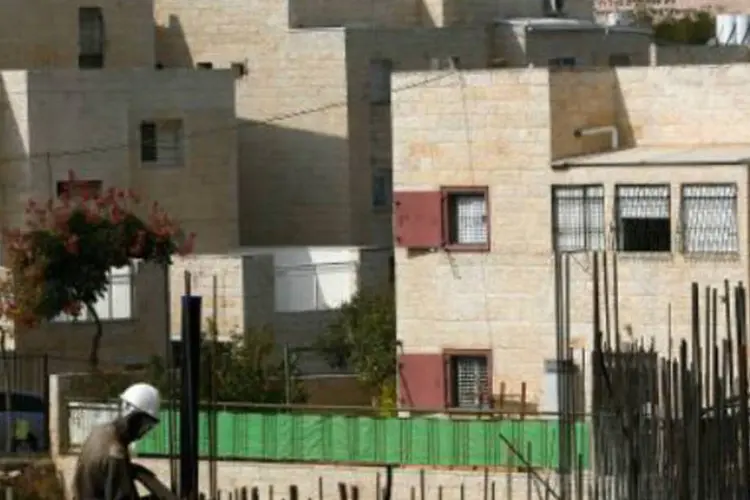 Operário palestino trabalha na construção de um prédio em Jerusalém Oriental: dirigentes palestinos negaram aval para a construção de novas residências (Gali Tibbon/AFP)