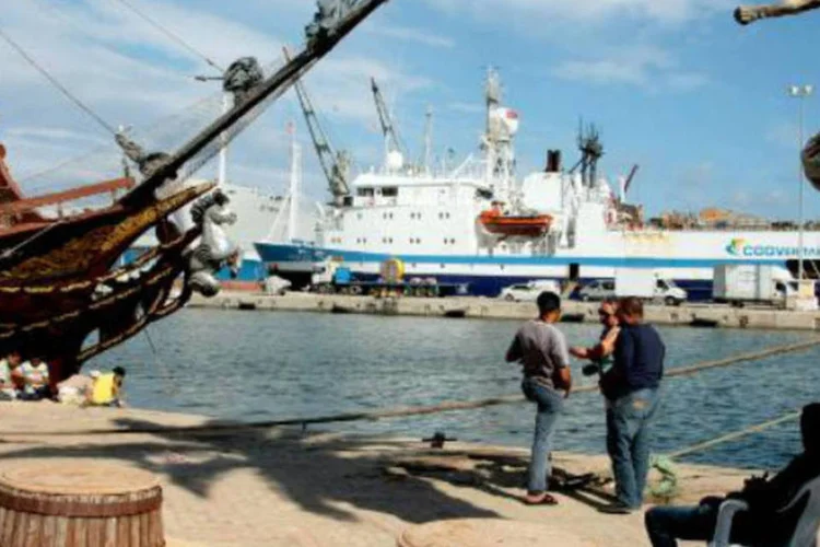Homens no porto de Sousse, na costa leste da Tunísia: com exceção do terrorista, o atentado não deixou vítimas (Bechir Bettaieb/AFP)