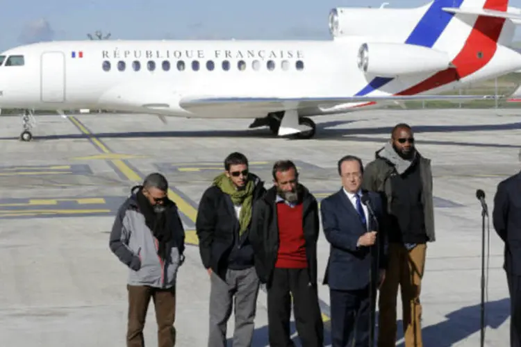 François Hollande (4º à esq), presidente francês, com franceses libertados: também estavam os ministros das Relações Exteriores e de Defesa (Jacky Naegelen/Reuters)