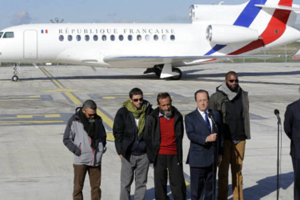 Chegam a Paris franceses sequestrados pela Al Qaeda