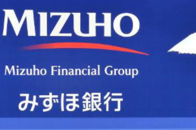 Placa de propaganda do banco Mizuho, no Japão: entidade destacou 230 créditos concedidos a organizações criminosas, que superaram 1,5 milhão de euros (Kazuhiro Nogi/AFP)