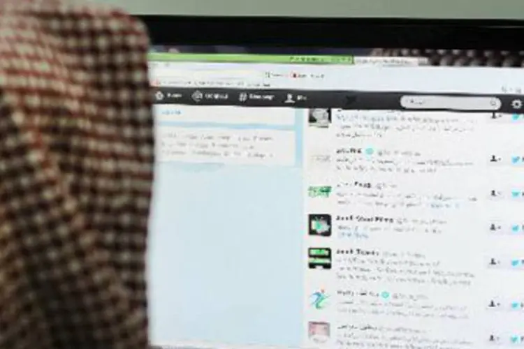 Saudita checa seu Twitter: blogueiro foi entregue pelo governo da Malásia às autoridades sauditas (Fayez Nureldine/AFP)